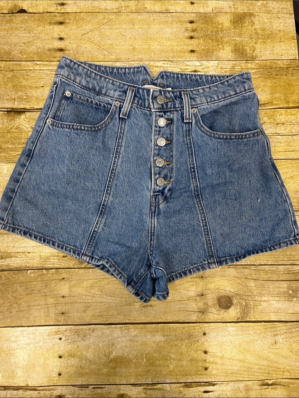 Levi's "High Waisted Mom Shorts" size 30 in medium wash denim.